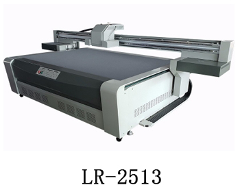 LR-2513通常我們也稱為萬能打印機(jī)，他是根據(jù)國際標(biāo)準(zhǔn)尺寸而來，加上這種uv機(jī)器不收材質(zhì)約束，差不多什么都可以打印，通常我們也稱之為萬能打印機(jī)